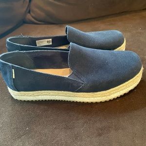 Women’s size 6 1/2 Toms navy platform espadrilles.